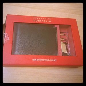 PERRY ELLIS leather passcase key fob set